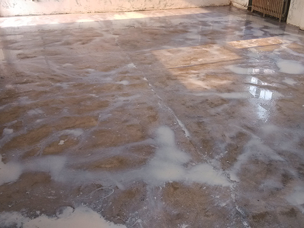 地板瓷砖灌浆是指在建筑中用于填充